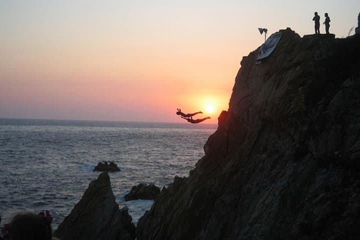 Acapulco Cliff Divers at Night: Dinner, High-Dive Rituals & La Quebrada Views