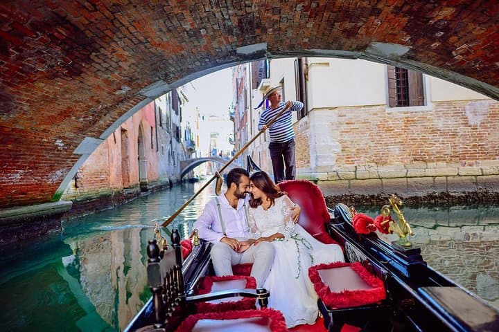 private-gondola-wedding-ceremony-in-venice