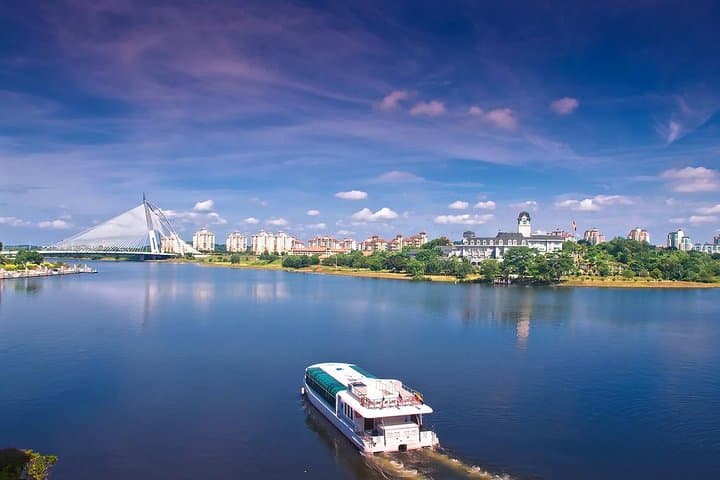 Putrajaya Boat Cruise: Lunch and Landmark Views of Putra Mosque & Perdana Putra