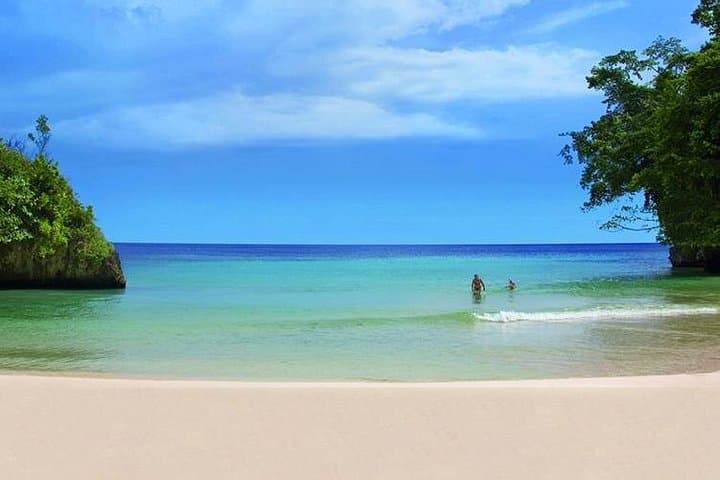 Ocho Rios to Port Antonio Day Tour: Blue Lagoon, Frenchman's Cove & Rio Grande Rafting