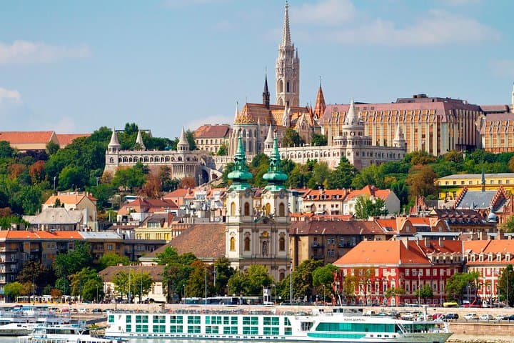 Budapest Day Trip from Belgrade: Private Border-Crossing City Tour