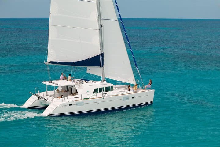 Day Trip Catamaran Cruise to Isla Mujeres from Cancun