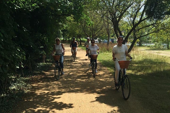 Hampton Court Palace Grounds Bike Tour — 8-Mile Guided Ride Through Bushy Park photo 2