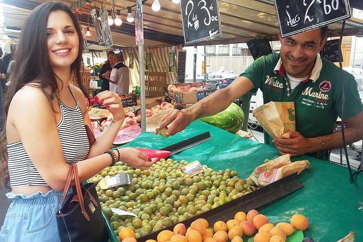 Paris Local Market Stroll and Picnic Tour with Wine