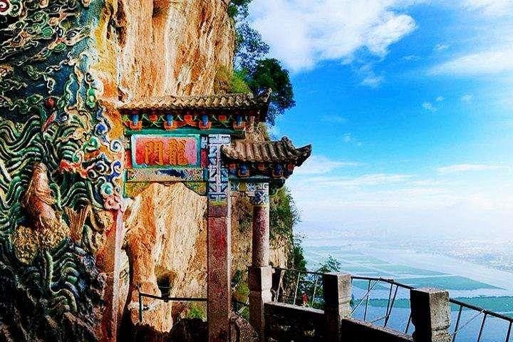 Kunming One-Day Mountain and Flower Tour: Western Hills & Dounan Flower Market