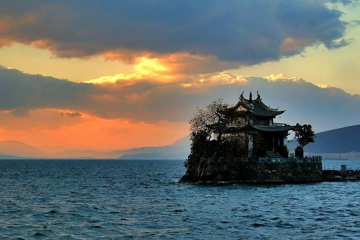 Dali One-Day Erhai Sightseeing: Three Pagodas, Flower Fields & Lake Erhai Bike Tour