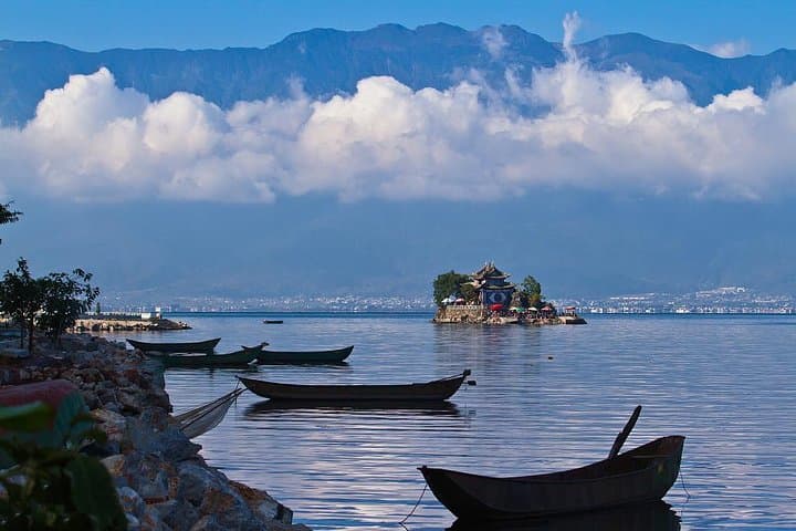 Dali Tie-Dye & Erhai Lake Day Tour: Xizhou Markets, Zhoucheng Workshops, and Lake Cruise photo 2