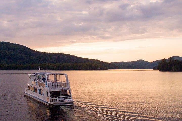 Mont-Tremblant Lake Cruise: 60-Minute Lac Tremblant Boat Tour from Place Saint-Bernard