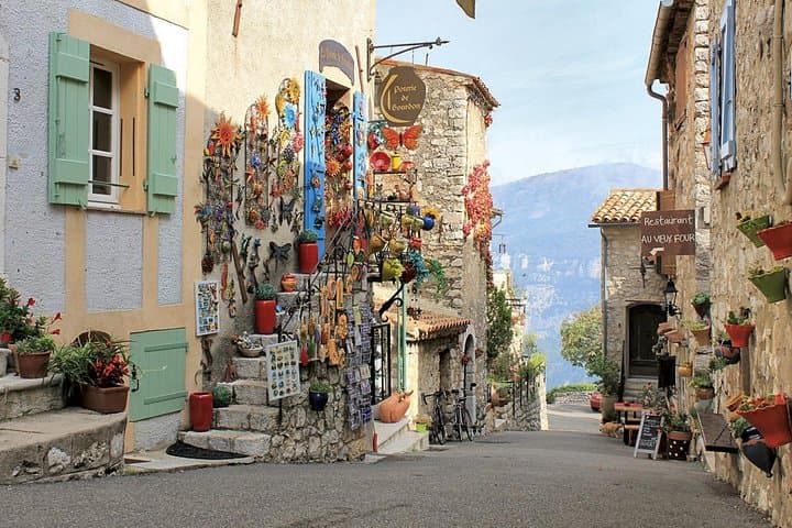 Provence and Tradition: Full-Day Private Guided Tour from Nice