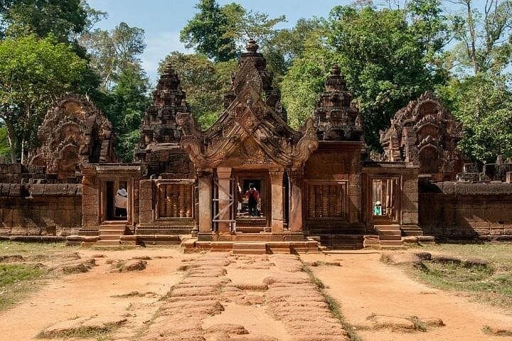 Full-Day Private Siem Reap Tour: Angkor Wat, Banteay Srei, Bayon & Ta Prohm Guide photo 1