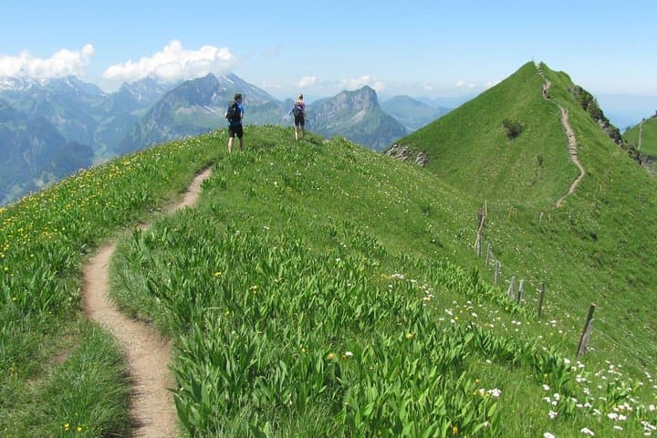 Peak-to-Peak Stoos Ridge Hike: Full-Day Private Tour from Lucerne