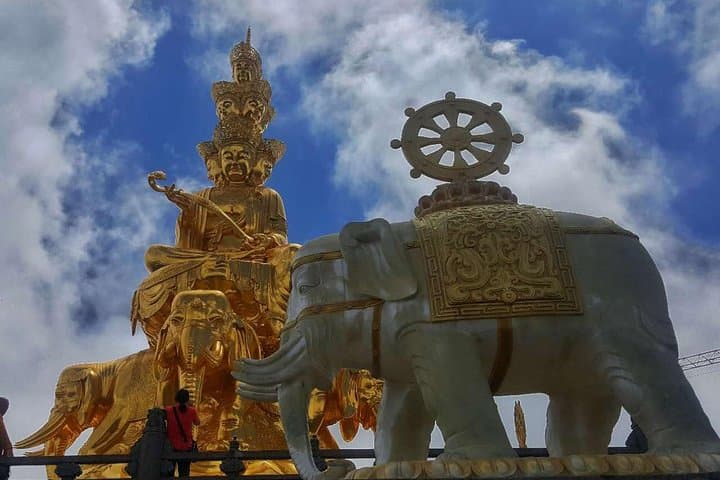 Day Trip to Mt Emei: Hike Temples, Monkeys & the Golden Summit from Chengdu