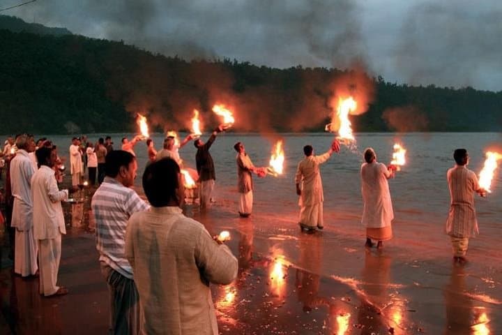 Evening Ganga Aarti in Rishikesh: Private Ritual on the Banks of the Ganges with Dinner