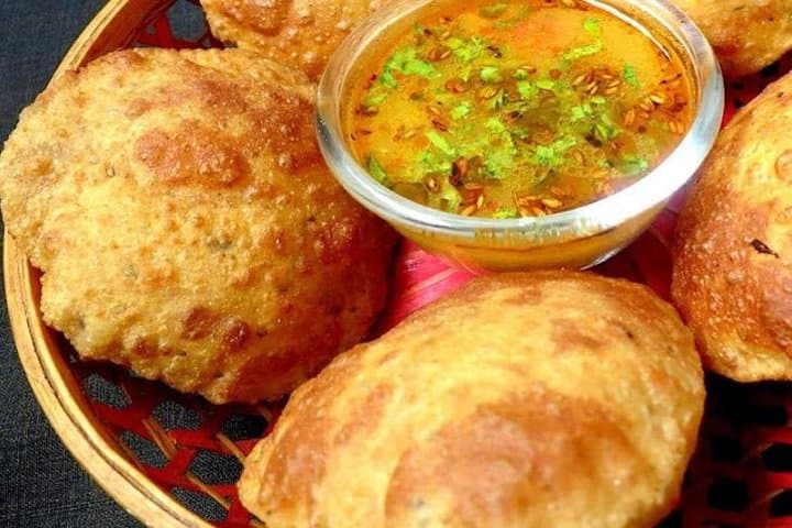 Varanasi Foodie Walk: Street Eats, Ghats & Banarasi Sweets