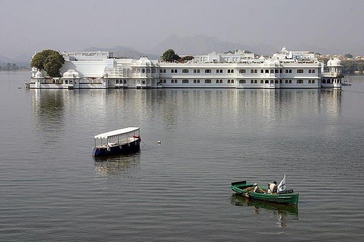 Udaipur Crystal Gallery, Lake Pichola Boat Ride & Jag Mandir Dinner