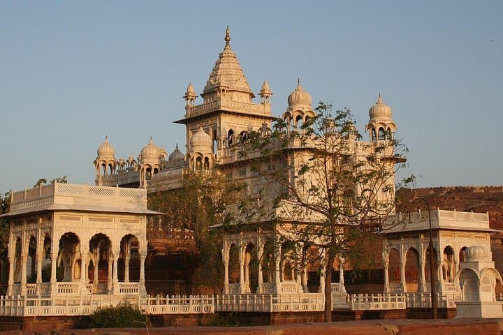 Blue City to Lake City: 4-Day Private Transfer from Jaipur to Jodhpur and Udaipur