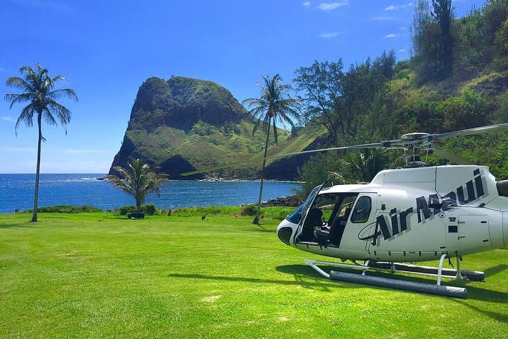 West Maui & Molokaʻi Helicopter Tour with Oceanfront Oceanfront Landing