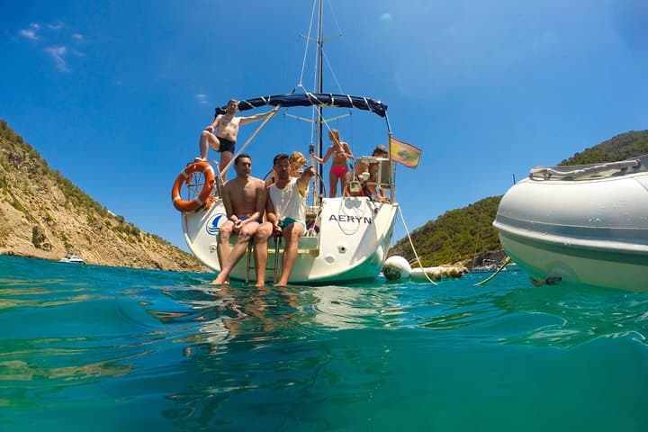 Barcelona Small-Group Sailing Tour with Cava and Snacks — Port Olímpic Cruise
