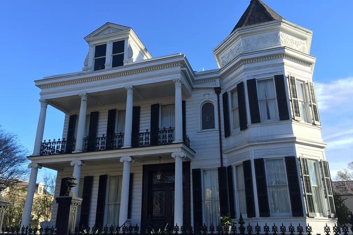 Garden District Architecture Walking Tour - New Orleans Mansions & Lafayette Cemetery photo 1
