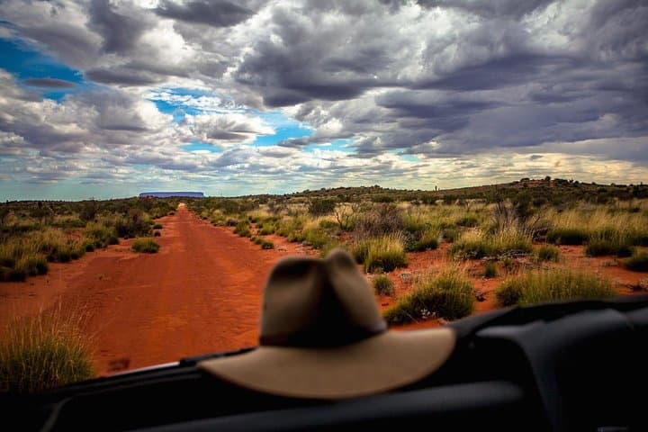 Mt Conner 4WD Sunset Tour from Ayers Rock Resort with Outback Dinner