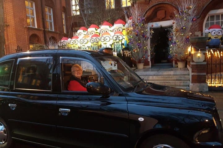 Edinburgh Christmas Lights Black Taxi Tour: Festive Evening Driving Tour photo 2