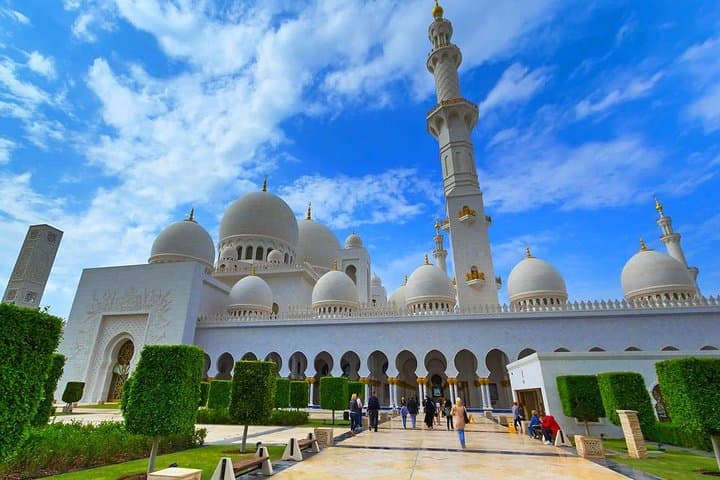 Abu Dhabi Day Tour from Dubai: Sheikh Zayed Mosque, Corniche & Ferrari World