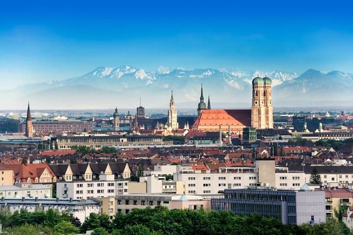 Munich Day Trip from Frankfurt — Coach Sightseeing to Marienplatz, Hofbräuhaus & Nymphenburg