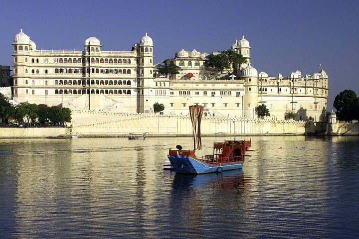 Sunset Elegance on Lake Pichola: Shared Evening Boat Cruise in Udaipur
