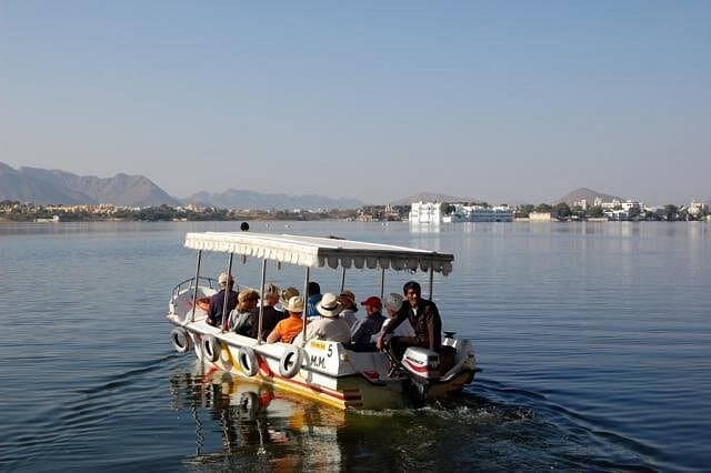 Sunset Elegance on Lake Pichola: Shared Evening Boat Cruise in Udaipur photo 2