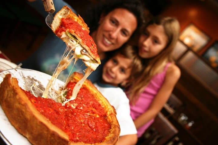 Chicago Neighborhood Pizza Tour: Bus Guide to Deep-Dish, Coal-Oven & Thin-Crust Classics