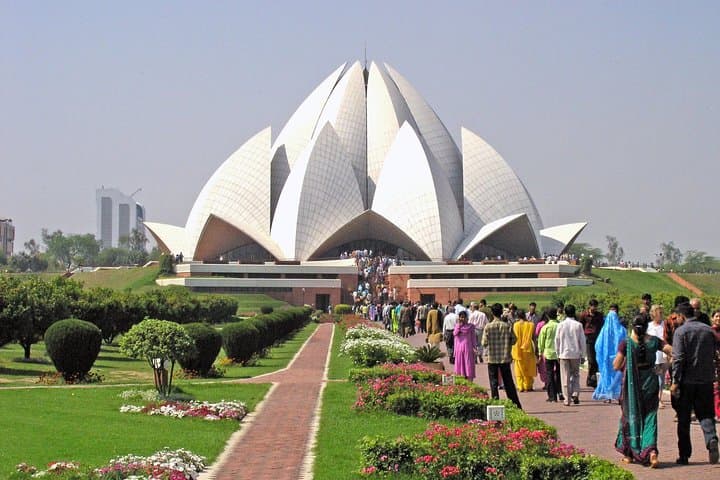 Evening Cultural Walk in Delhi: Lotus Temple, ISKCON & Connaught Place with Dinner