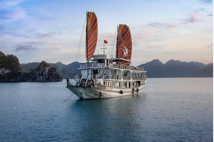 Halong Glory Legend 3-Day Cruise: Ti Top, Sung Sot & Cua Van Village photo 2