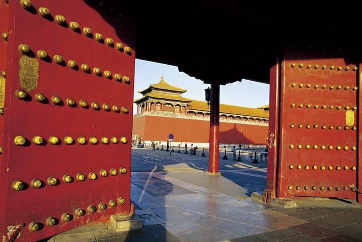 Private 2-Day Beijing Sightseeing: Forbidden City, Hutongs & VIP Acrobat Show