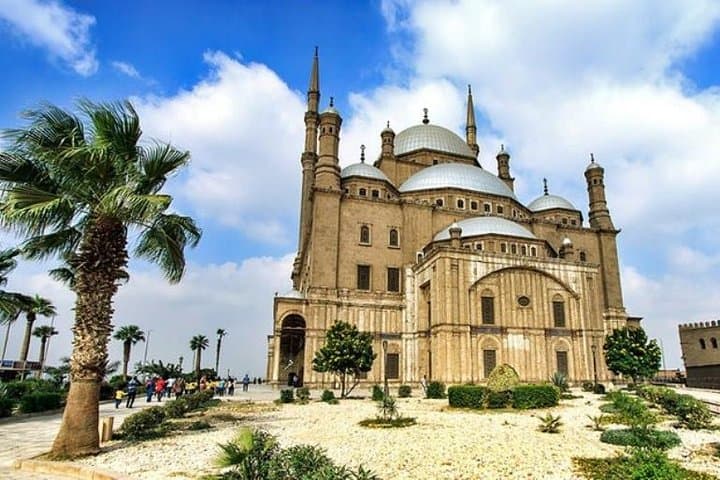 2-Day Cairo Budget Tour: Giza Pyramids, Saqqara & Old Cairo Highlights