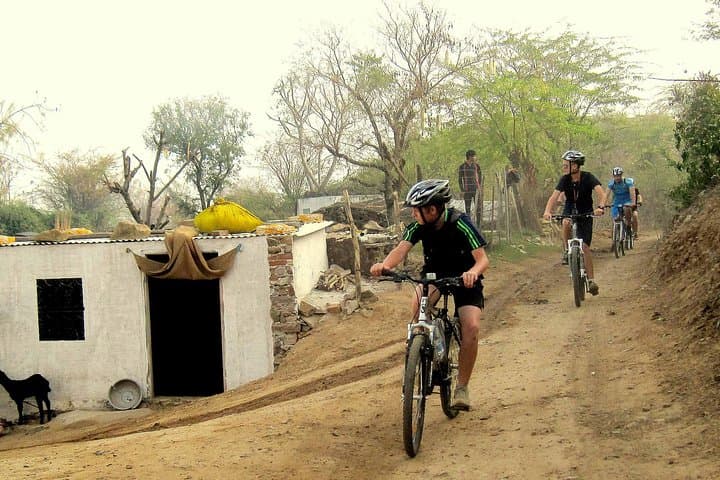 Jaipur Village Cycling Safari: Nahargarh to Samode Palace Morning Ride