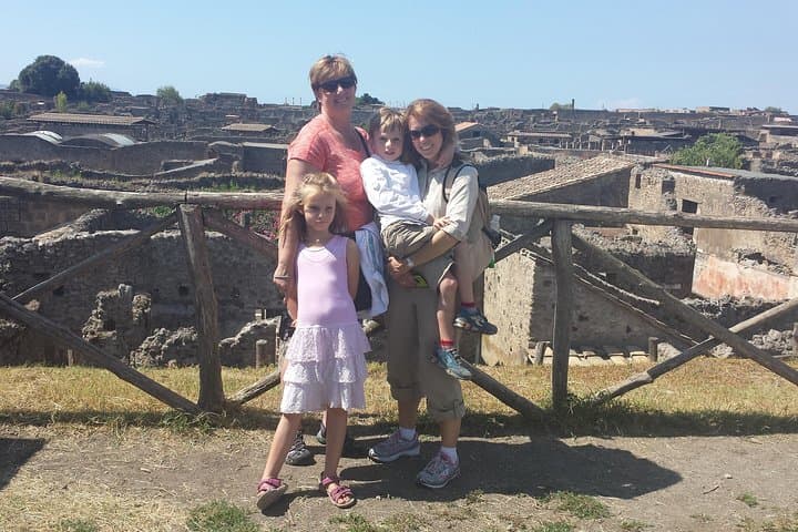 Pompeii Family Skip-the-Line Tour for Kids — Interactive Guided Visit photo 3