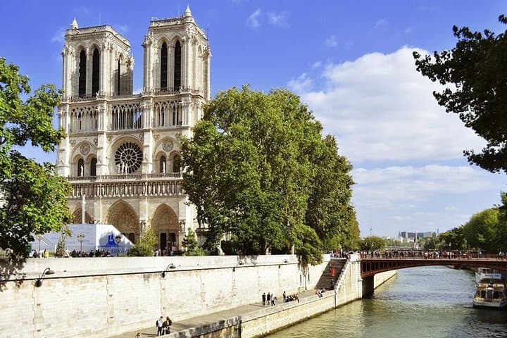 Paris Highlights Immersive Coach Tour — 90-Min Family City Express photo 2