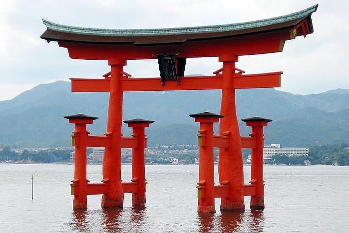 Hiroshima in a Day: Private Tour to Miyajima, Peace Memorial & Castle