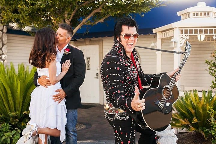 Elvis-Themed-Wedding-at-Graceland-Wedding-Chapel-Las-Vegas