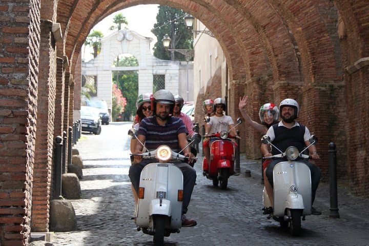 Rome Vespa Small-Group Sightseeing Tour, 3-Hour Experience