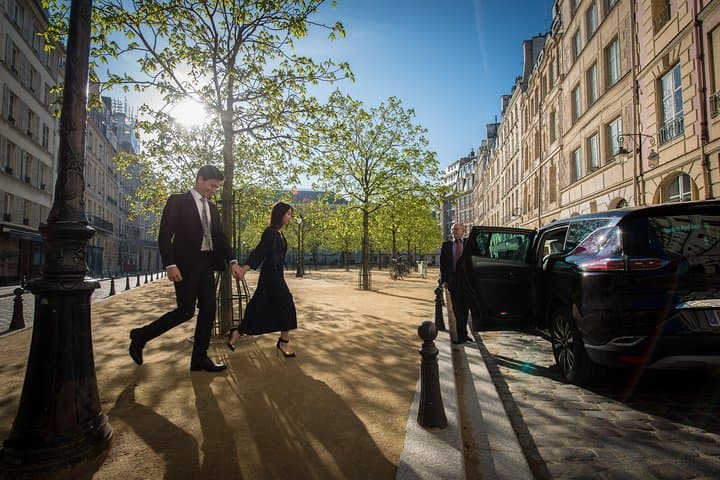 Paris Small-Group City Tour and Seine River Cruise with Champagne