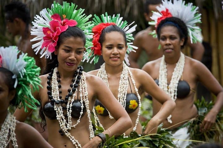 Robinson Crusoe Island Full-Day Fiji Cruise: Lovo Lunch, Snorkel & Cultural Show