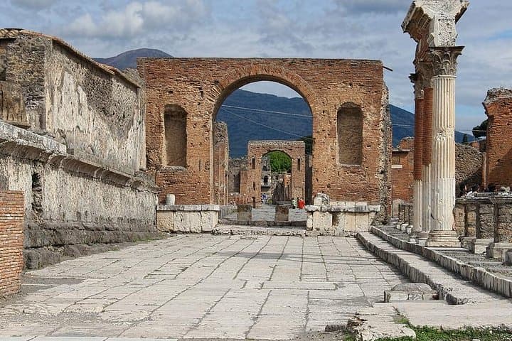 Pompeii and Naples Archaeological Museum: Private Archaeologist-Led Day Tour photo 3
