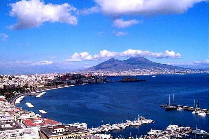 Naples Full-Day Private Tour — Vesuvius Views, Historic Castles & Authentic Pizza