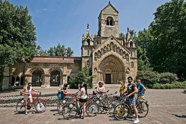 Private Budapest Bike Tour: 3.5-Hour Guided Route Along the Danube and Castle District photo 2