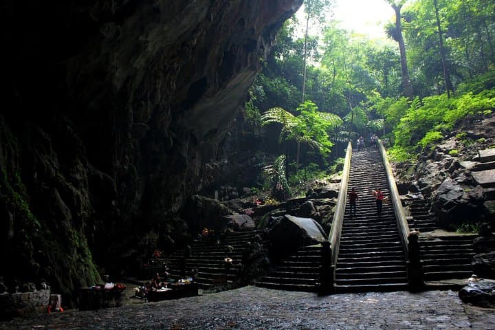 Perfume Pagoda Full-Day Private Tour: Sampan Ride, Huong Tich Cave & Thien Tru Hike from Hanoi photo 4