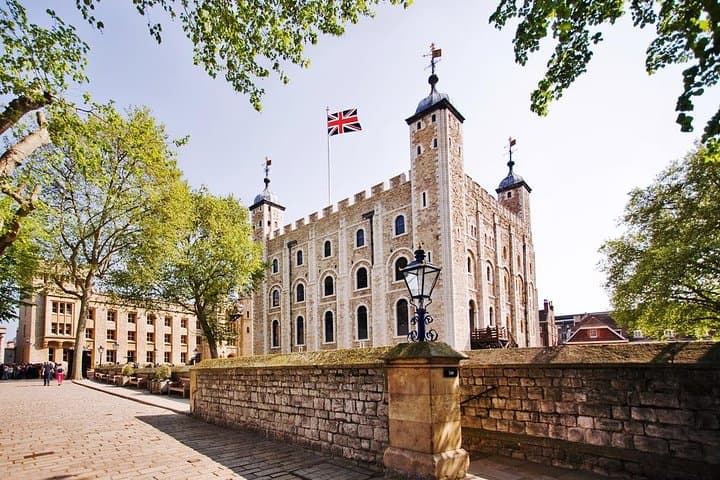 London Full-Day Sightseeing: Changing of the Guard, Tower of London & Thames Cruise photo 3