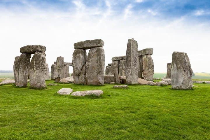 Stonehenge, Windsor Castle and Bath Day Tour with Lacock Pub Lunch