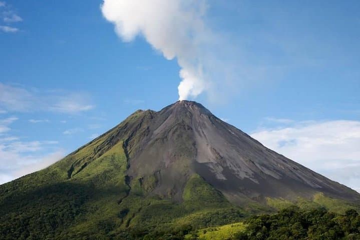 Arenal Volcano Day Trip and Baldi Hot Springs from San José