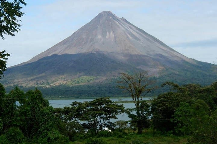 Arenal Volcano & Tabacón: 2-Day Hot Springs Escape from San José